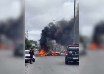 Moradores do bairro Guarani, em Cabo Frio, fecham rua para cobrar soluções contra alagamentos. Prefeitura aponta problemas na drenagem e Prolagos envia equipe técnica.