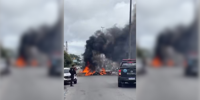Moradores do bairro Guarani, em Cabo Frio, fecham rua para cobrar soluções contra alagamentos. Prefeitura aponta problemas na drenagem e Prolagos envia equipe técnica.