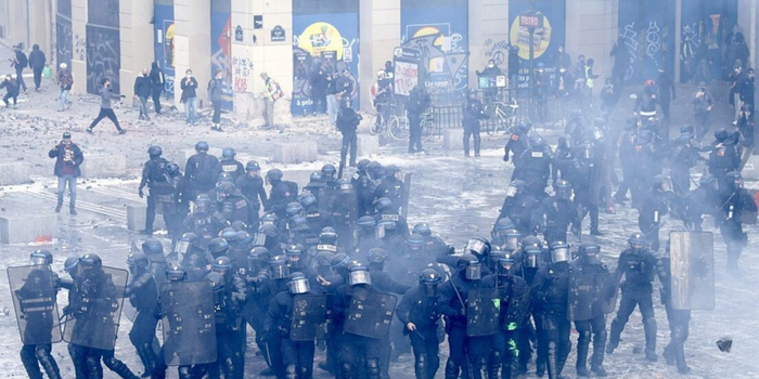 Protestos contra o custo de vida na França provocam confrontos, incêndios e saques. Governo informa cerca de 1,2 mil detenções e mais de 150 policiais feridos.