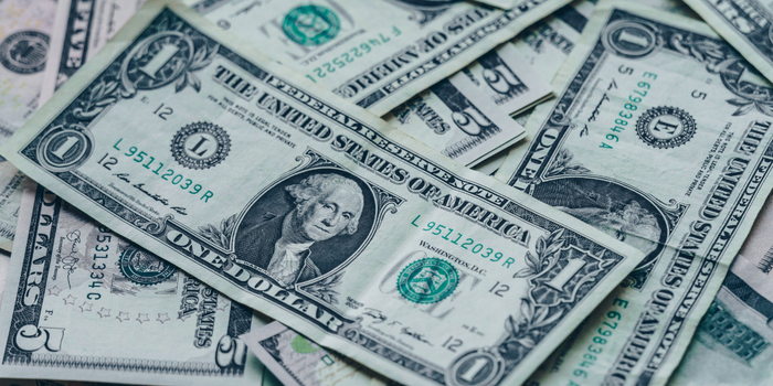 Dólar fecha a R$ 4,993 e Ibovespa sobe antes do segundo turno das eleições. Petróleo Brent dispara para US$ 116,72 com tensões no Oriente Médio.