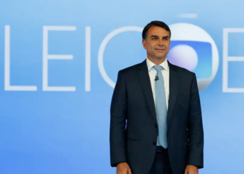 Lula e Flávio Bolsonaro divergem sobre segurança pública, maioridade penal e educação durante debate presidencial da TV Globo antes do segundo turno.