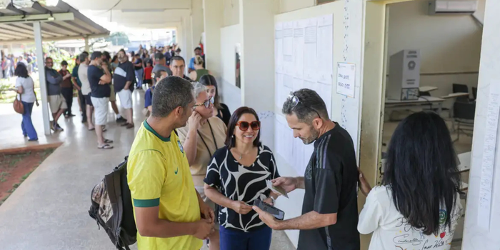 Trabalhadores têm direito ao tempo necessário para votar no segundo turno sem desconto salarial. Pressão política no trabalho pode configurar assédio eleitoral.