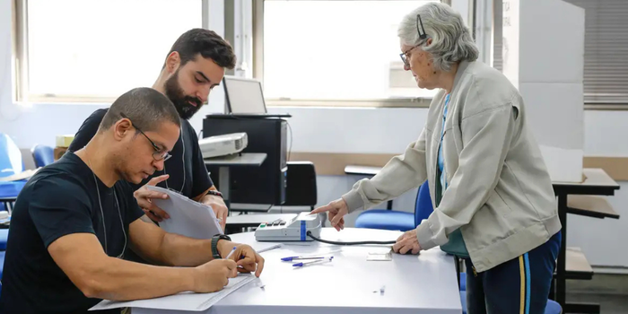 Segundo turno das eleições 2026 acontece neste domingo (25). Veja os seis estados com disputa para governador, os candidatos e o horário de votação.