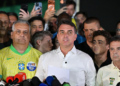 Flávio Bolsonaro definiu, em reunião com aliados e advogados, a estratégia de contestar o resultado eleitoral e anunciar pedido de anulação, segundo o Metrópoles.