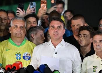 Flávio Bolsonaro definiu, em reunião com aliados e advogados, a estratégia de contestar o resultado eleitoral e anunciar pedido de anulação, segundo o Metrópoles.