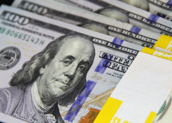 Dólar sobe 8,21% e fecha a R$ 5,403, enquanto Ibovespa cai 13,88% após a reeleição de Lula. Bolsa aciona circuit breaker.