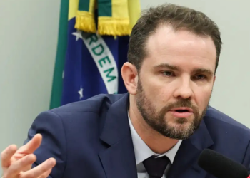 Governo prepara mudanças legais para cumprir a meta fiscal de 2026. Ministro Dario Durigan também comenta oscilações do mercado financeiro após as eleições.