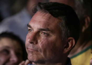 Polícia Federal cancela os passaportes de Flávio Bolsonaro após prazo judicial de 24 horas. Possível viagem aos Estados Unidos ainda não foi confirmada.
