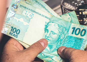 Endividamento de risco chegou a 20,3 milhões de brasileiros em junho de 2026. Banco Central prepara regras para limitar ofertas de crédito e proteger consumidores.