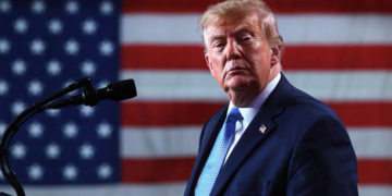 Trump oferece US$ 1 milhão por denúncias de fraude eleitoral nos EUA, enquanto surto de Ebola no Congo supera 10 mil casos e trégua na Ucrânia permite ajuda humanitária.