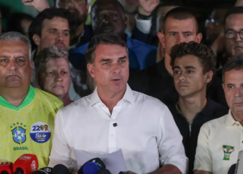 Rogério Marinho afirma desconhecer o paradeiro de Flávio Bolsonaro após relatos de viagem aos Estados Unidos e questiona investigação envolvendo o senador.