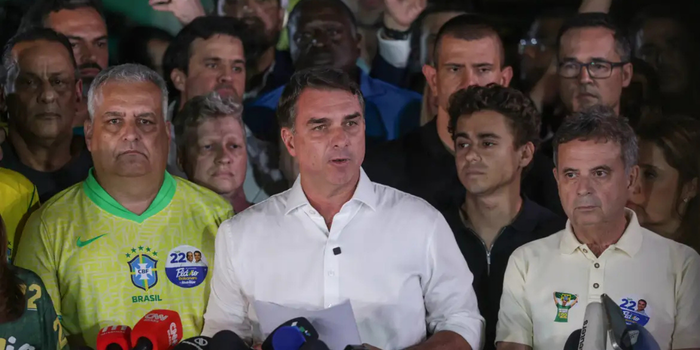 Rogério Marinho afirma desconhecer o paradeiro de Flávio Bolsonaro após relatos de viagem aos Estados Unidos e questiona investigação envolvendo o senador.
