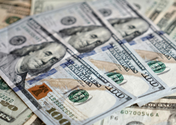Ibovespa cai 2,68% e acumula perdas de 16,6% na semana. Dólar recua no dia, mas registra alta semanal em meio a incertezas fiscais.