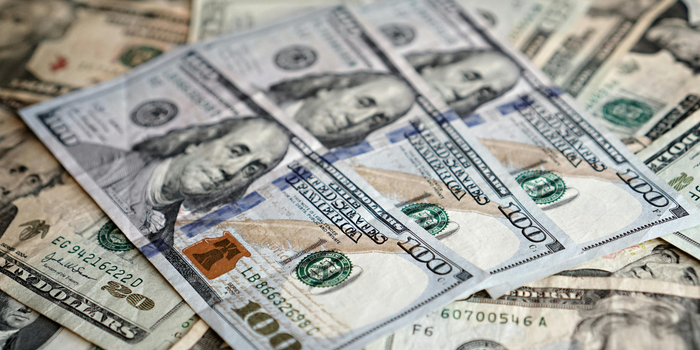Ibovespa cai 2,68% e acumula perdas de 16,6% na semana. Dólar recua no dia, mas registra alta semanal em meio a incertezas fiscais.