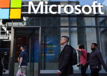 Microsoft anuncia programa de saída voluntária que pode alcançar 60 mil funcionários enquanto amplia investimentos em inteligência artificial e centros de dados.