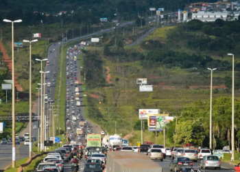 Feriado de Finados deve movimentar aeroportos, rodovias e rodoviárias no Brasil, com milhões de passageiros e veículos previstos.