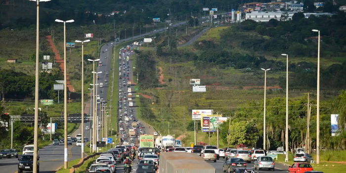 Feriado de Finados deve movimentar aeroportos, rodovias e rodoviárias no Brasil, com milhões de passageiros e veículos previstos.
