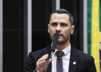 Minas Gerais elege Cleitinho Azevedo governador. Candidato do Republicanos garante vitória no primeiro turno das Eleições 2026