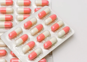 Uso prolongado de antibióticos sem orientação pode aumentar efeitos adversos, alterar a microbiota e favorecer a resistência bacteriana.