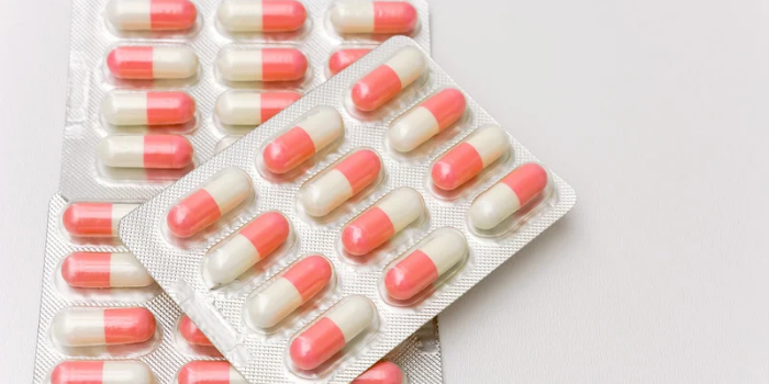 Uso prolongado de antibióticos sem orientação pode aumentar efeitos adversos, alterar a microbiota e favorecer a resistência bacteriana.