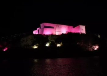 Forte São Mateus será iluminado de rosa nesta terça-feira (6) durante a abertura do “Cabo Frio Celebra Rosa”, com apresentações culturais e entrada gratuita.