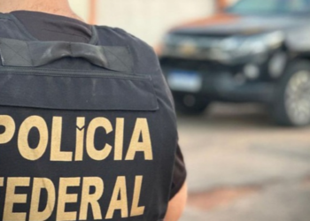 Polícia Federal apreende broches com câmeras em Cabo Frio e investiga possível uso dos dispositivos para registrar votos nas Eleições 2026.