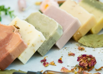 Anvisa regulamenta a produção artesanal de cosméticos no Brasil e define produtos autorizados, regras de rotulagem e restrições a promessas terapêuticas.
