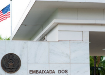 Estados Unidos retomam serviços diplomáticos no Brasil após ameaça de bomba levar ao fechamento temporário da embaixada e dos consulados.
