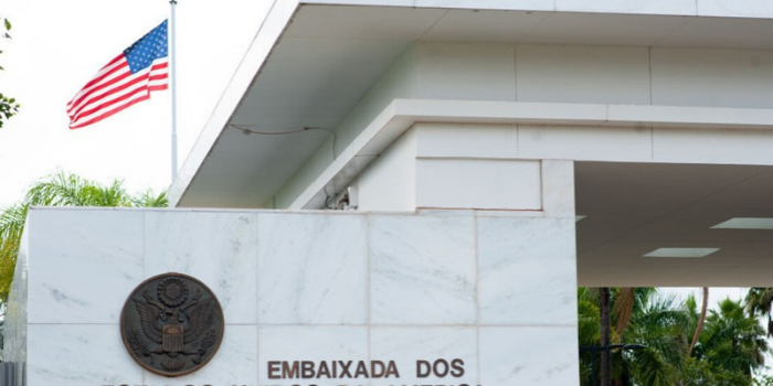 Estados Unidos retomam serviços diplomáticos no Brasil após ameaça de bomba levar ao fechamento temporário da embaixada e dos consulados.