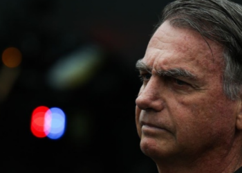 Defesa de Jair Bolsonaro pede ao STF autorização para que Flávio Bolsonaro volte a visitar o ex-presidente antes do fim da suspensão de 90 dias.