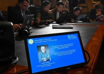 Francis Halzen recebe o Nobel de Física de 2026 por pesquisas com neutrinos de alta energia e pelo desenvolvimento do Observatório IceCube.