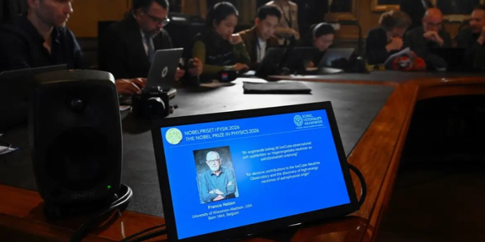 Francis Halzen recebe o Nobel de Física de 2026 por pesquisas com neutrinos de alta energia e pelo desenvolvimento do Observatório IceCube.
