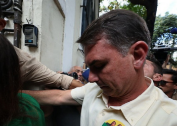 Flávio Bolsonaro admite que o fim da escala 6x1 poderá ser revisto se houver impactos negativos sobre empregos e atividade econômica.