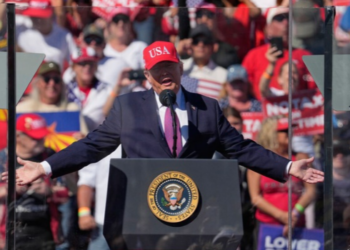 Donald Trump critica a política comercial europeia, defende tarifas de até 100% e afirma que o continente perde espaço na economia global.
