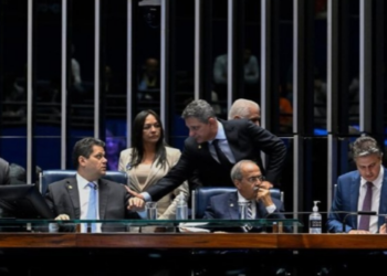 Senado aprova PEC que prevê o fim da escala 6x1, jornada de 40 horas semanais e dois dias de descanso remunerado sem redução salarial.