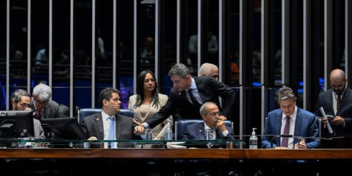 Senado aprova PEC que prevê o fim da escala 6x1, jornada de 40 horas semanais e dois dias de descanso remunerado sem redução salarial.