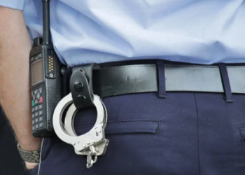 Policial civil é preso suspeito de extorquir família em Queimados. Investigação aponta dívida de R$ 4 mil, cobranças superiores a R$ 61 mil e ameaças.