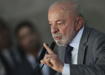 Jornalista Nadia Beller relata supostos contatos de Fernando Cerimedo com a família Bolsonaro e levanta suspeitas sobre influência nas redes sociais.