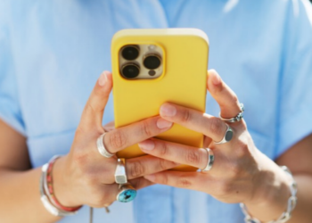 Mensagens internas da Meta apontam falhas que afetaram conteúdos de Lula e recomendaram perfis de Flávio Bolsonaro no Instagram e no WhatsApp. Empresa nega favorecimento.