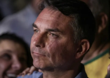 Flávio Bolsonaro aborda 8 de janeiro, escala 6x1, segurança pública e economia em sabatina da Globo e comenta a situação judicial do pai.