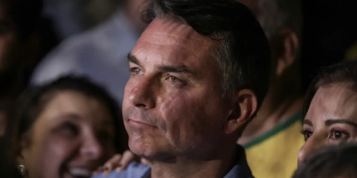 Flávio Bolsonaro aborda 8 de janeiro, escala 6x1, segurança pública e economia em sabatina da Globo e comenta a situação judicial do pai.