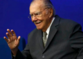 José Sarney, de 96 anos, recebe alta após nove dias internado em São Luís, onde passou por cirurgia abdominal. Ex-presidente seguirá em acompanhamento médico.