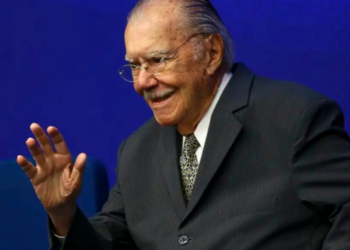 José Sarney, de 96 anos, recebe alta após nove dias internado em São Luís, onde passou por cirurgia abdominal. Ex-presidente seguirá em acompanhamento médico.