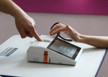 Eleições 2026: eleitores sem biometria podem votar no segundo turno de 25 de outubro. Veja quais documentos apresentar e como funciona a identificação.