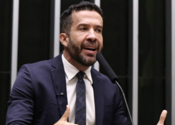 André Janones é internado na UTI em São Paulo após apresentar arritmia cardíaca. Deputado está estável e segue sob acompanhamento médico.