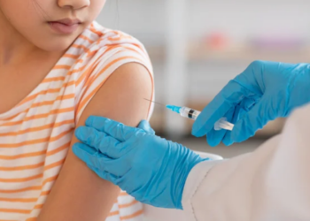 Estudo publicado em revista científica aponta queda de quase 78% nas consultas de adolescentes por lesões pré-cancerígenas após a vacinação contra HPV pelo SUS.