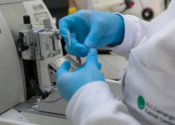 SUS começa a disponibilizar nove medicamentos de alto custo para diferentes tipos de câncer e anuncia rastreamento intestinal com 400 mil testes.