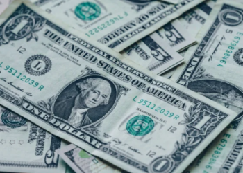 Dólar fecha em queda a R$ 5,019 e Ibovespa avança 1,57%, superando os 208 mil pontos. Confira os resultados do mercado financeiro.