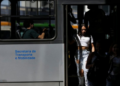 Governo Lula propõe usar R$ 11,2 bilhões de emendas parlamentares para financiar transporte público gratuito aos fins de semana e feriados a partir de 2027.