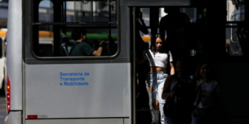 Governo Lula propõe usar R$ 11,2 bilhões de emendas parlamentares para financiar transporte público gratuito aos fins de semana e feriados a partir de 2027.